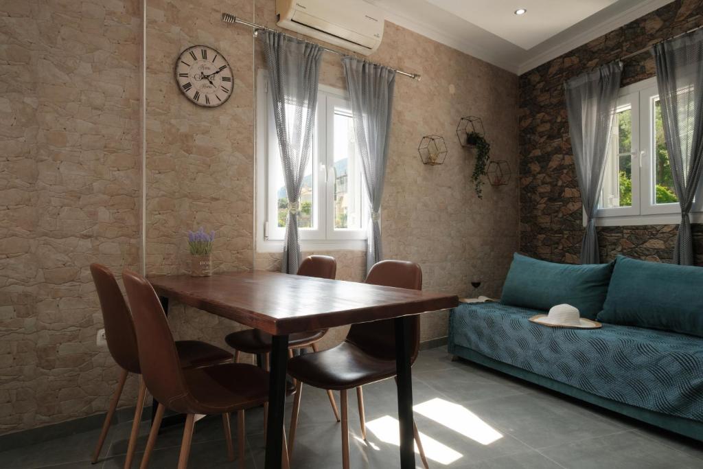 uma sala de jantar com uma mesa e um sofá em Pyrgi house, Ipsos Corfu em Ipsos