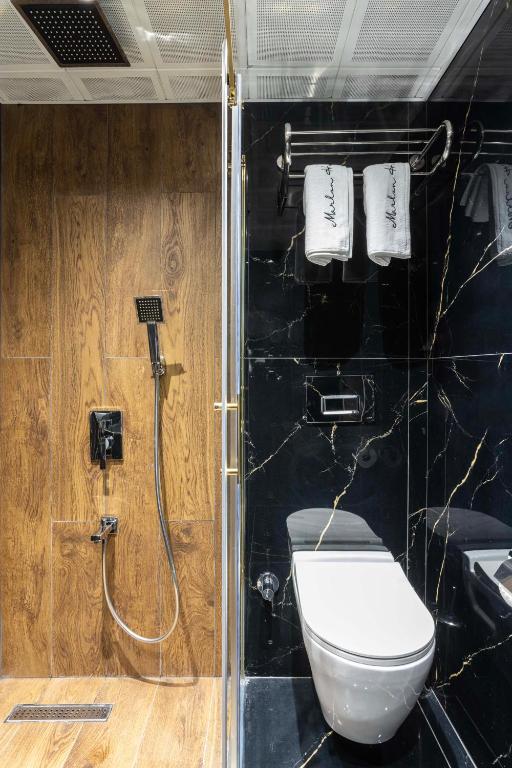 Koupelna v ubytování Marlon Hotel