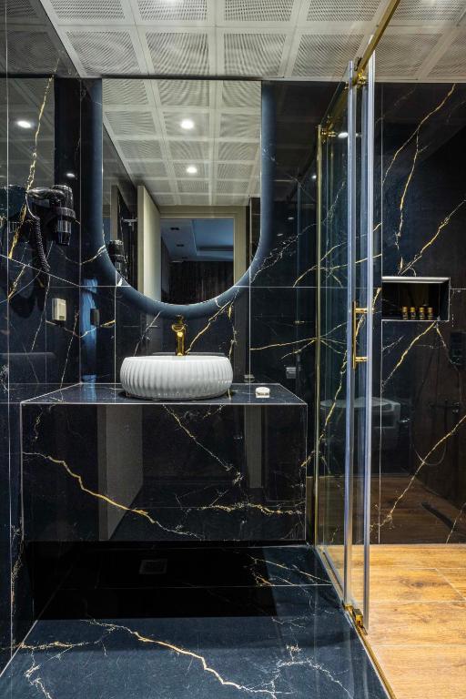 Koupelna v ubytování Marlon Hotel
