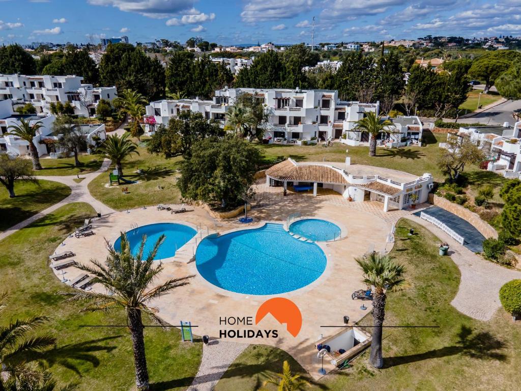 einen Luftblick auf ein Resort mit einem Pool in der Unterkunft #151 Kid Friendly, AC with Pool and Golf Course in Albufeira