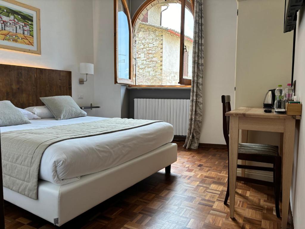 Postel nebo postele na pokoji v ubytování Hotel La Fortezza