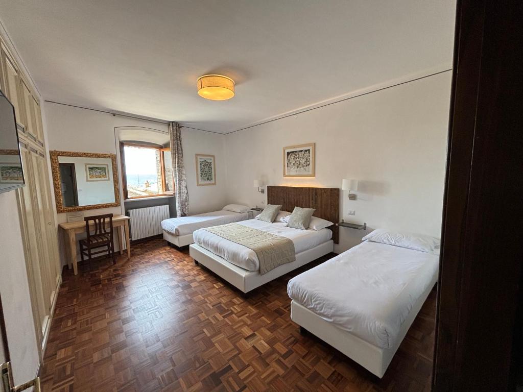 Postel nebo postele na pokoji v ubytování Hotel La Fortezza
