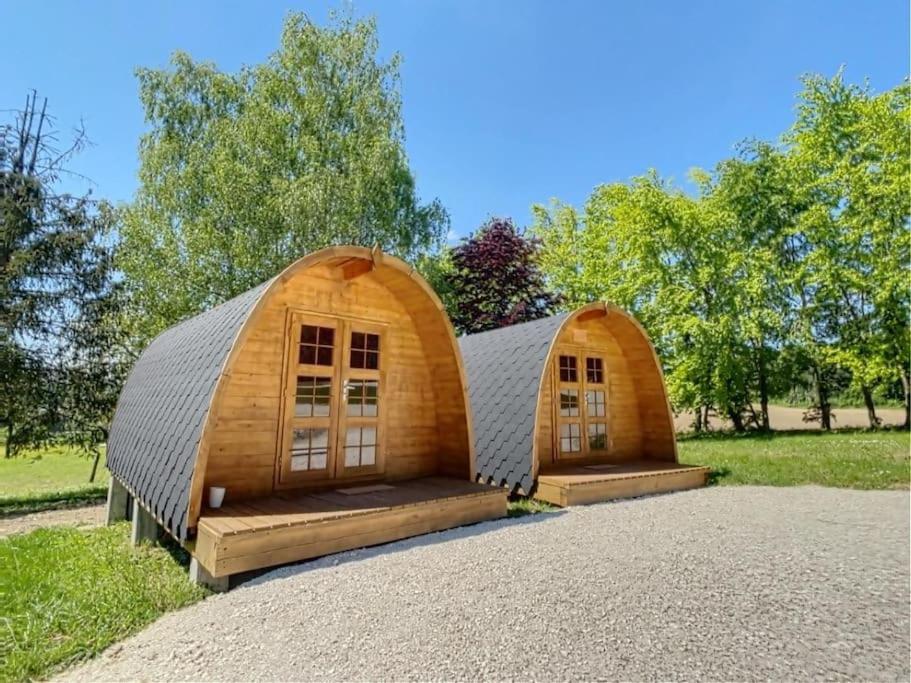une petite maison en bois avec un toit en métal dans l'établissement Domaine privé avec piscine et terrain de pétanque, à Viéville
