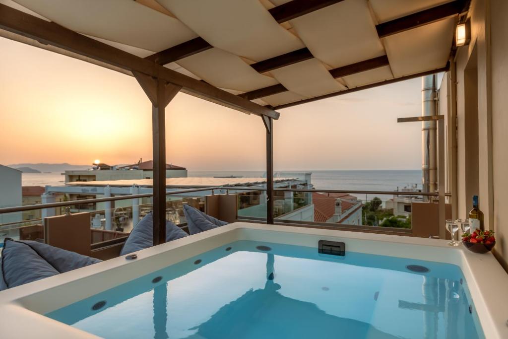 - une piscine sur le balcon d'une maison dans l'établissement Soleado apartment, à La Canée
