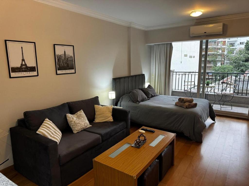 ブエノスアイレスにあるLuxury Apartment in Recoletaのリビングルーム(ソファ、ベッド付)