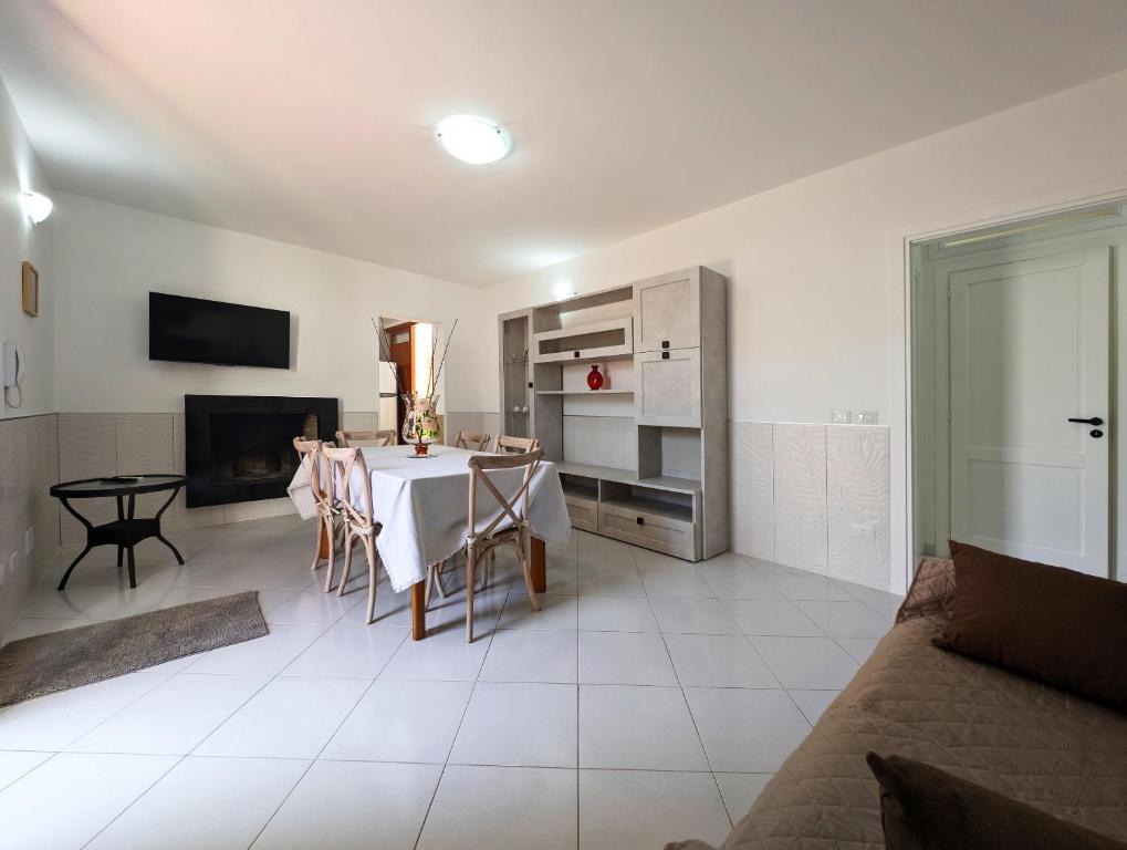 Η κουζίνα ή μικρή κουζίνα στο Oikia Vacanze S Cesarea Casa Rosa giù