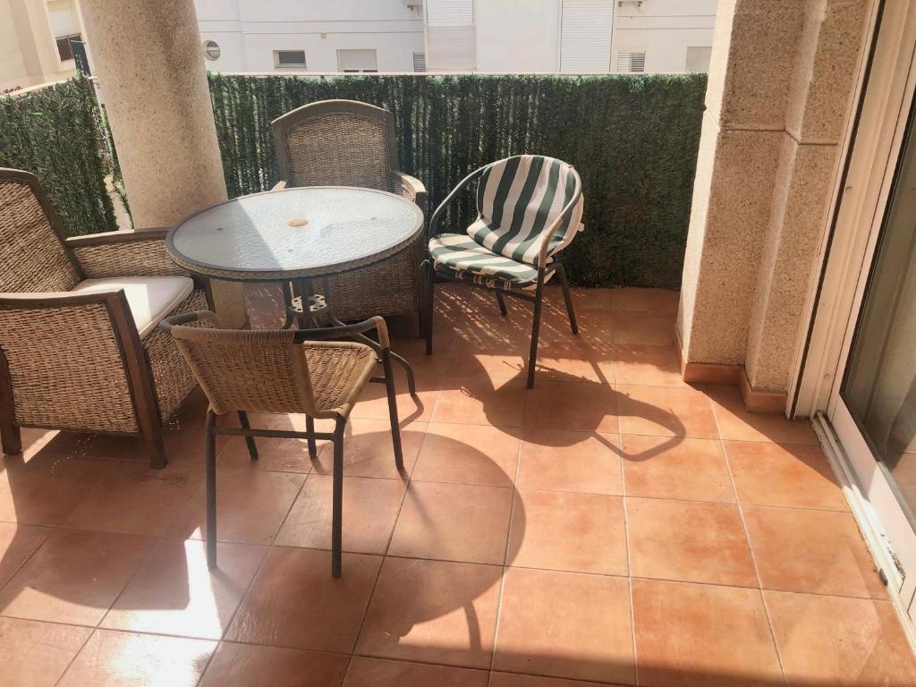 Un patio con sillas y una mesa en el balcón. en 3 bedrooms apartement at Altea 100 m away from the beach with sea view furnished terrace and wifi, en Altea