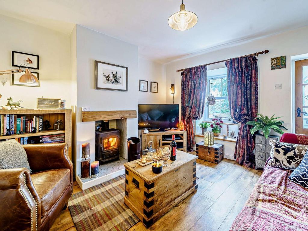 - un salon avec un canapé et une cheminée dans l'établissement 1 Bed in Ulverston 82447, à Gleaston