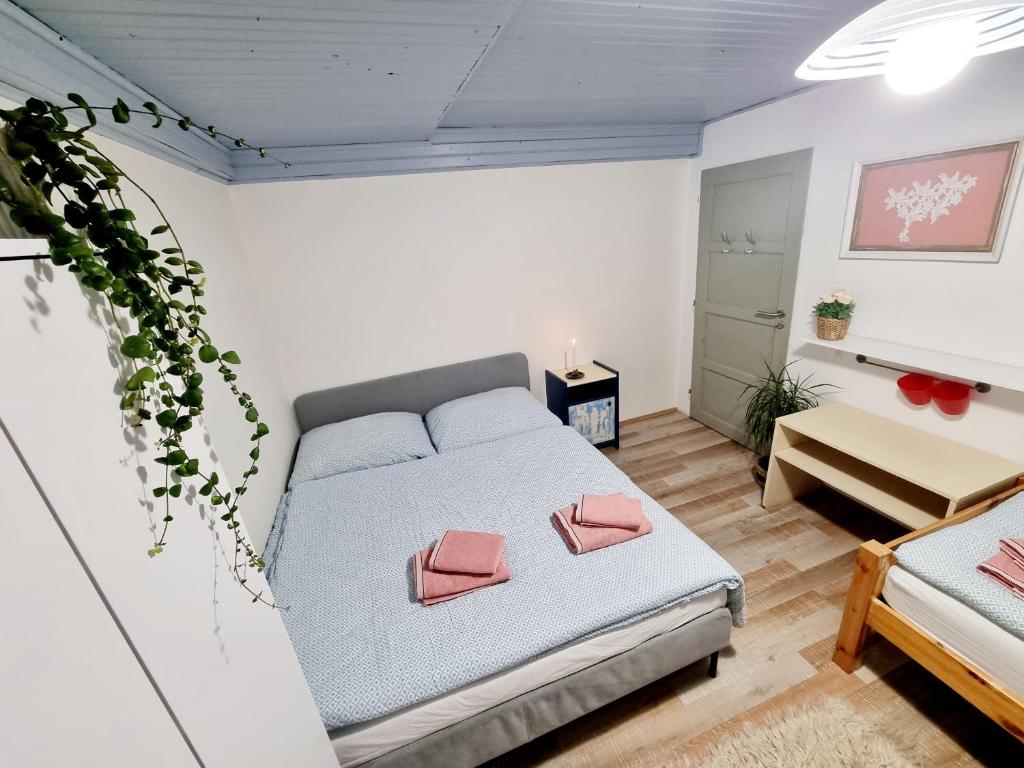 1 dormitorio con 1 cama con 2 almohadas rosas en Hermina Family Apartment Tatras, en Ždiar