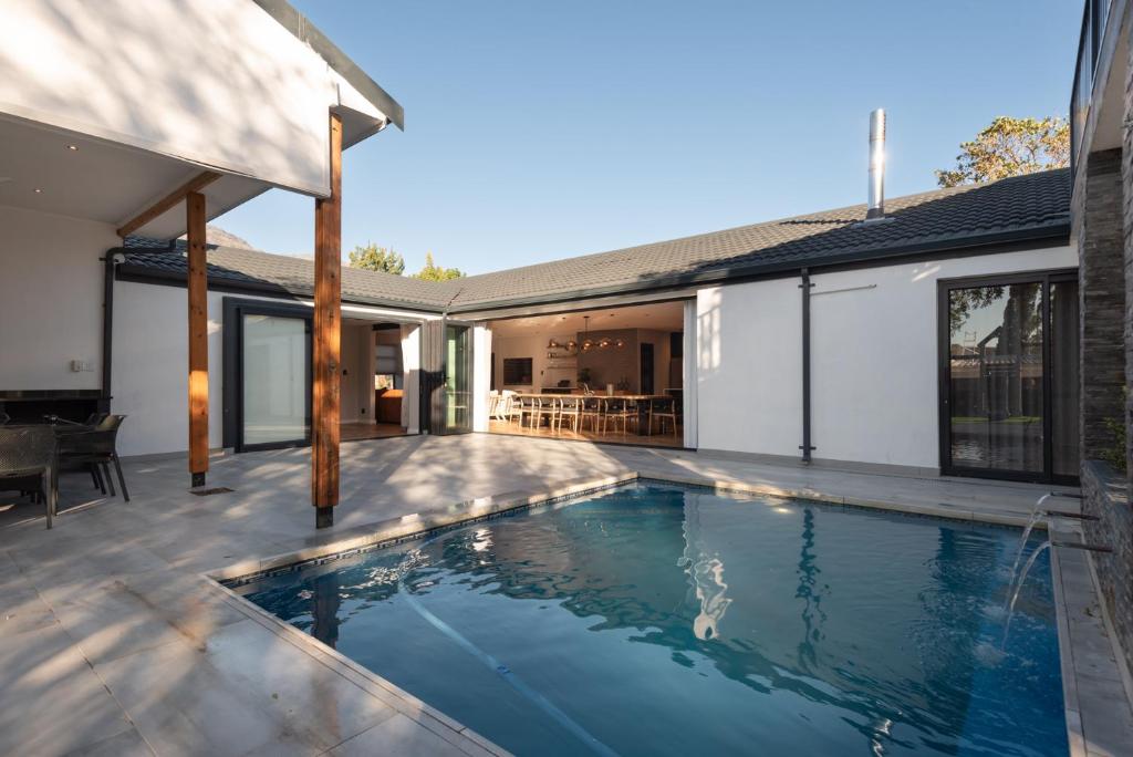 Πισίνα στο ή κοντά στο Villa Paradys - Serviced