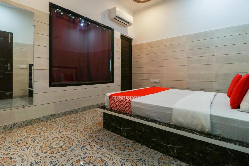a bedroom with a flat screen tv and a bed at OYO 65320 Hotel Surya in Sāmāna