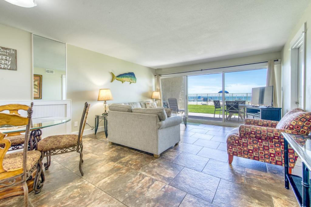 Χώρος καθιστικού στο Beach House Condominiums C103 - Beachfront with Pool, WiFi, & Beach Service