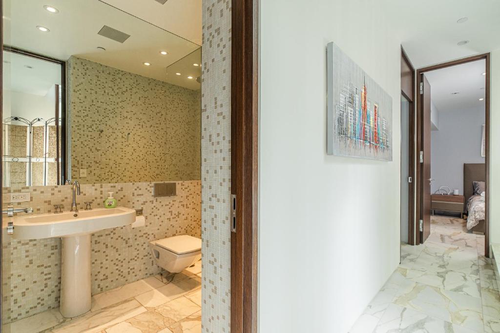 La salle de bains est pourvue d'un lavabo et de toilettes. dans l'établissement S-Villa 3 bedrooms or 1 bedroom, à Vancouver