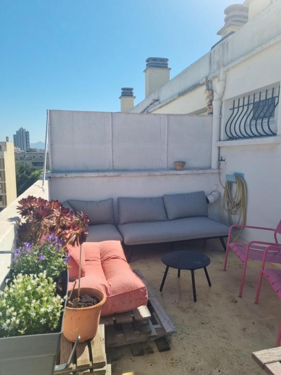 un canapé installé sur le toit dans l'établissement Appartement Rooftop / Terrasse, à Marseille