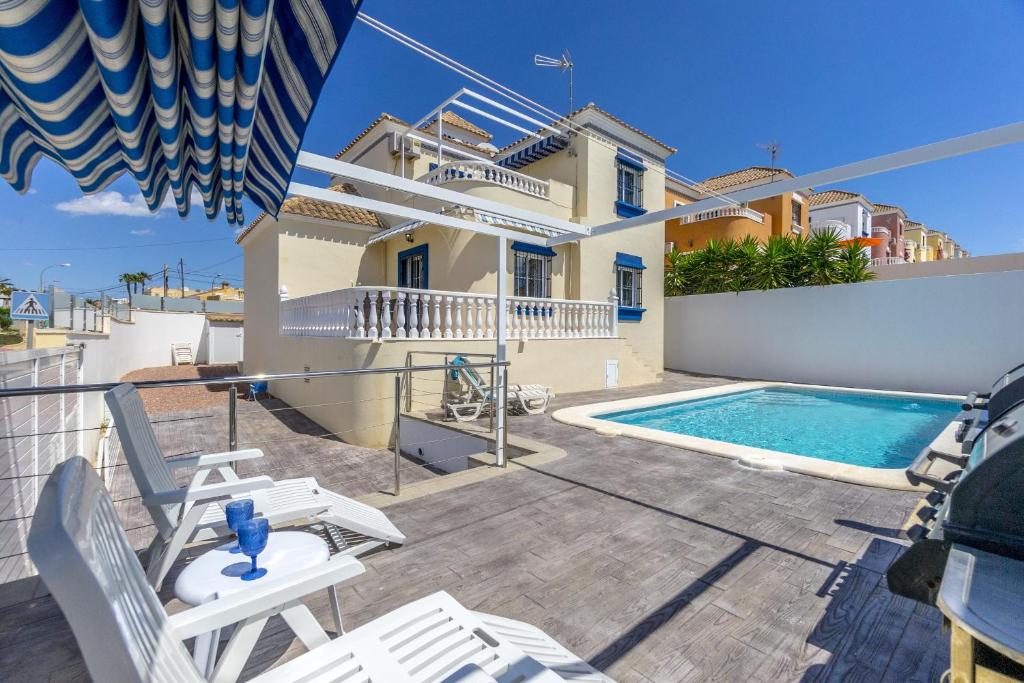 een villa met zwembad en huis bij AZUL by the Sea in Villamartin