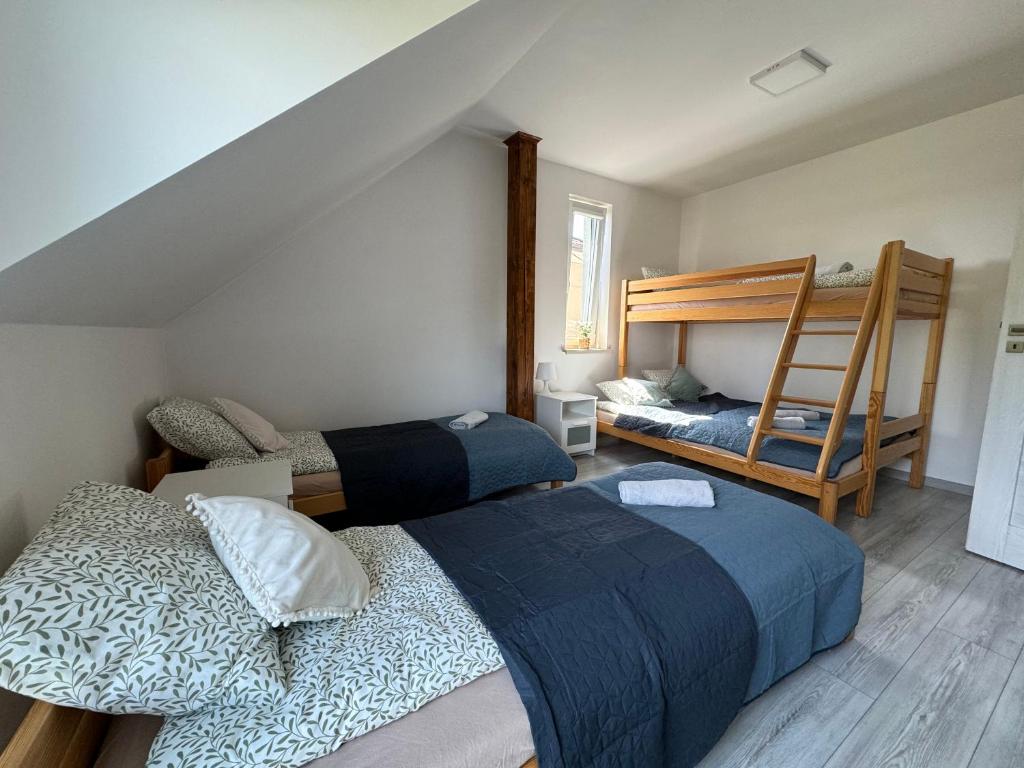 una camera con 2 letti e un letto a castello di Apartamenty 1,2 km od Energylandii a Zator