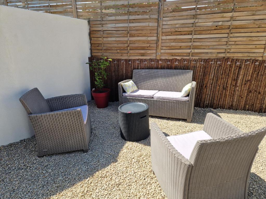 Posezení v ubytování Joli T2 cosy avec jardin privatif