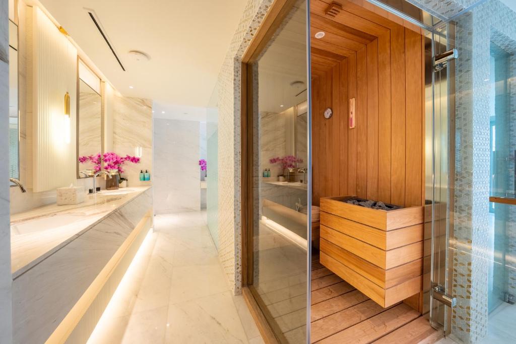 FIVE LUXE photo