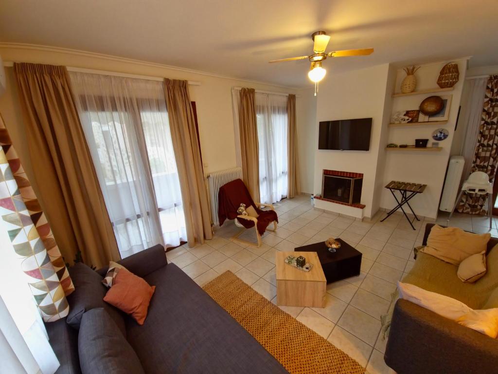sala de estar con sofá y mesa en Theros Aegean Villa en Iraklitsa