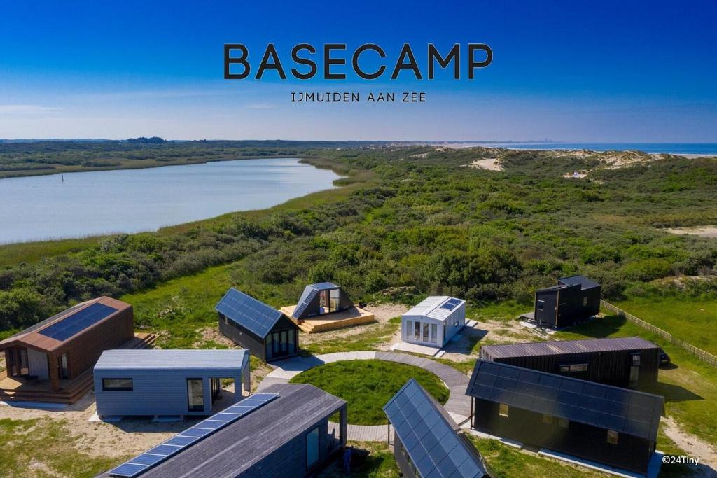艾默伊登的住宿－Basecamp Tiny House Eco Resort，海滩上房屋的空中景致