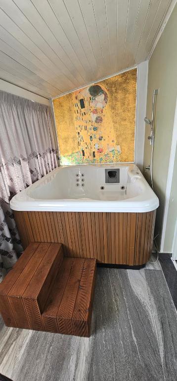 Hotel Pirro - Suite With Hot Tub