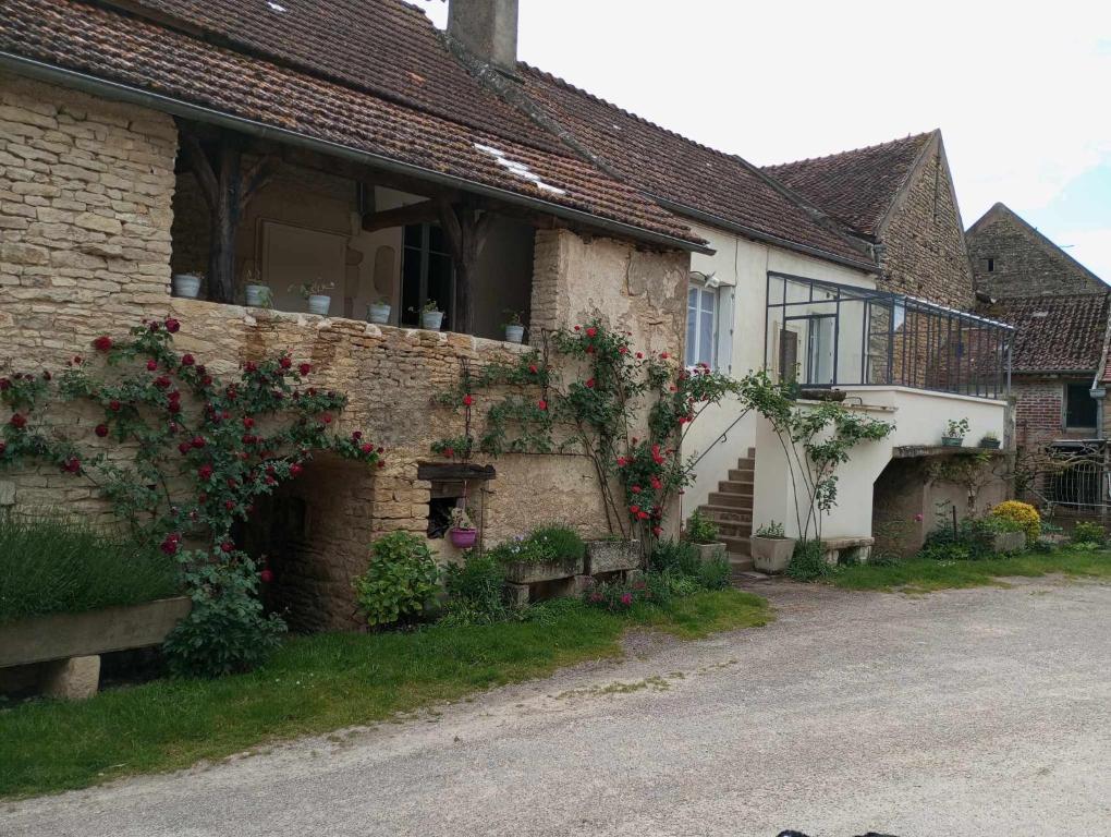 ein Haus mit Blumen auf der Seite in der Unterkunft Gîte à la ferme in Viserny