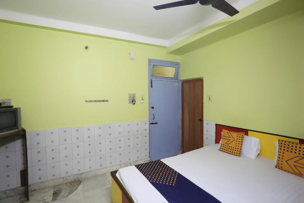 Postel nebo postele na pokoji v ubytování Hotel O Bideshini Hotel