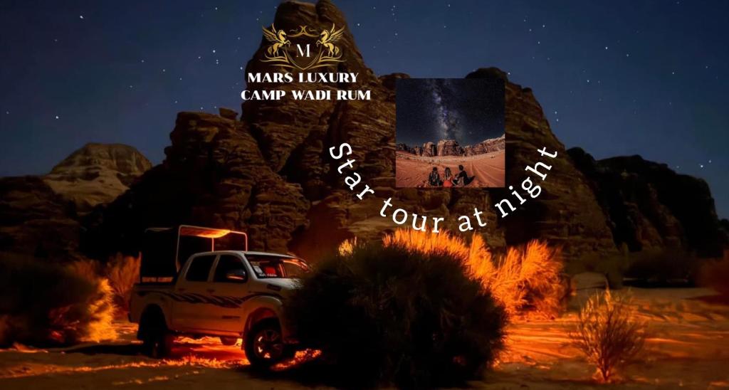 瓦迪拉姆的住宿－MARS LUXURY CAMP WADi RUM，停在岩石层前的白色卡车