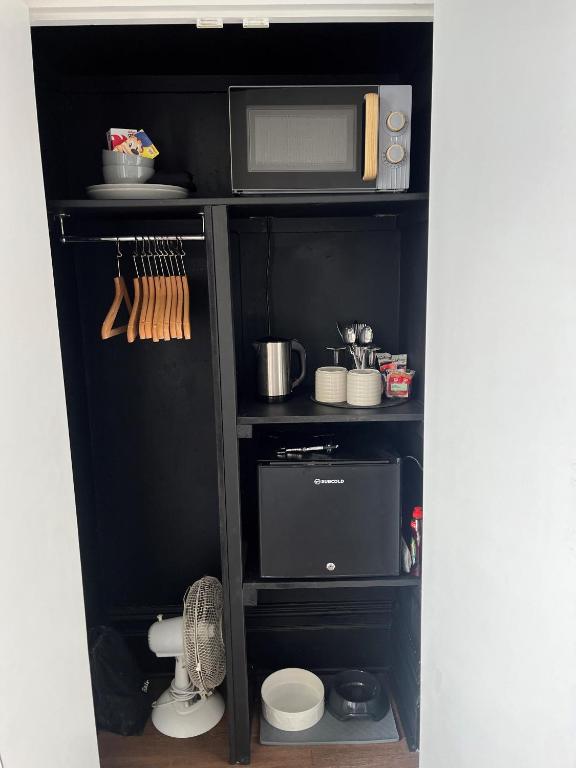 Příslušenství pro přípravu čaje a kávy v ubytování Shemara rooms