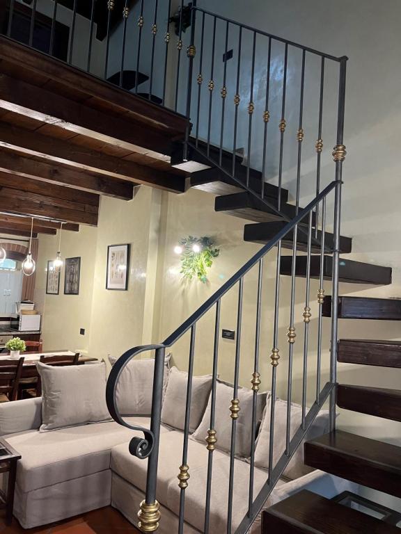 een woonkamer met een trap en een bank bij Bilocale Dafne Abbadesse Guest House in Milaan