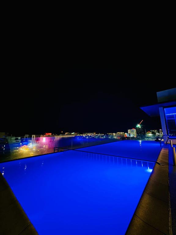 Bazén v ubytování Riverside Opulent Nights at Sky Hotel nebo v jeho okolí