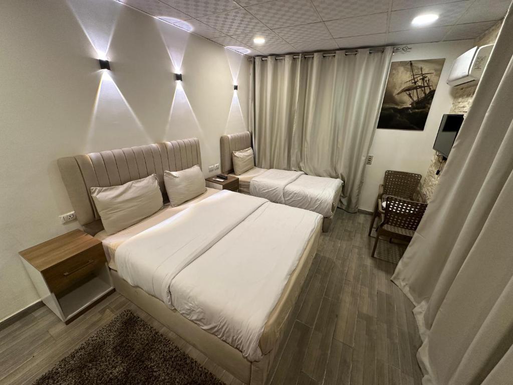 Postel nebo postele na pokoji v ubytování JORDAN HOTEL
