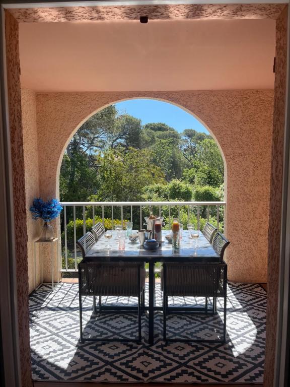 - une table sur le balcon d'une maison dans l'établissement L'Appart St Aygulf, 5mn à pied mer, piscine, tennis, à Fréjus