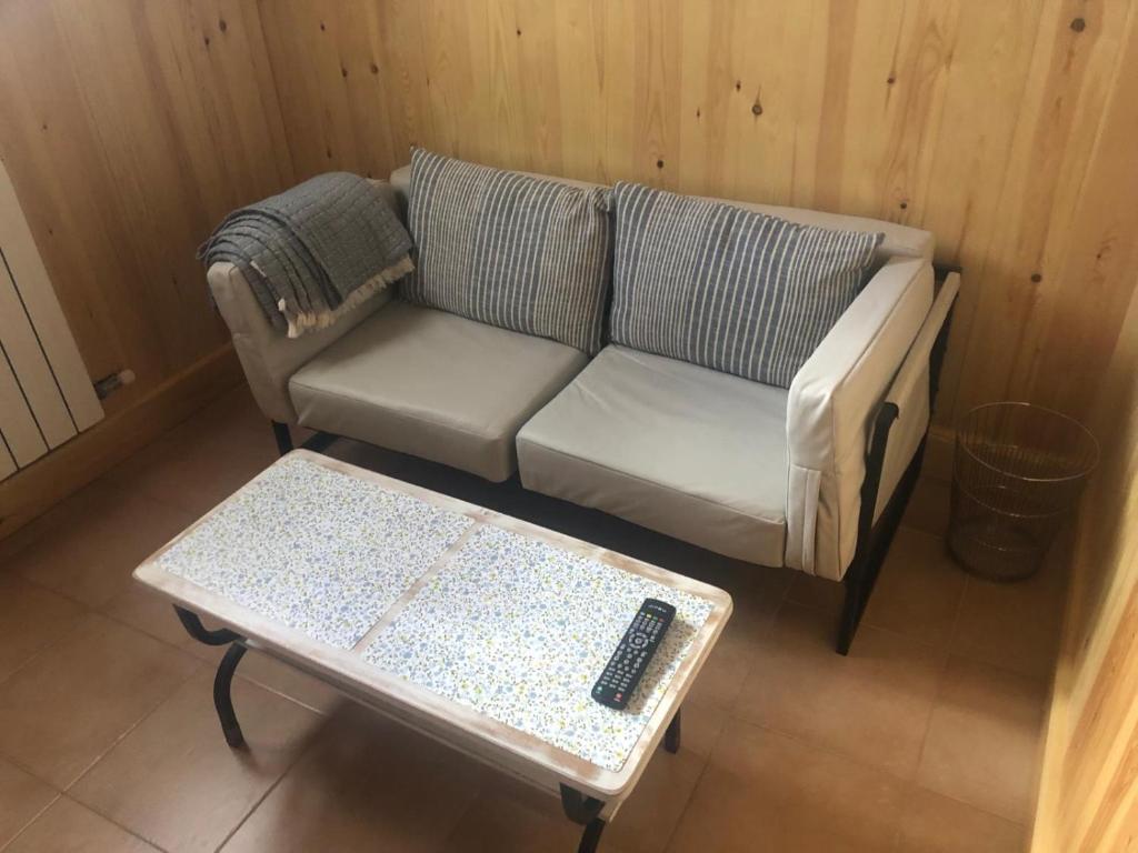 Valvanera 30 في Berceo: غرفة معيشة مع أريكة وطاولة قهوة