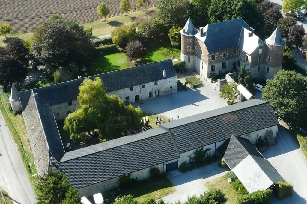 una vista aérea de un gran edificio con iglesia en Gîte de Marsinne - Le Moulin, en Héron