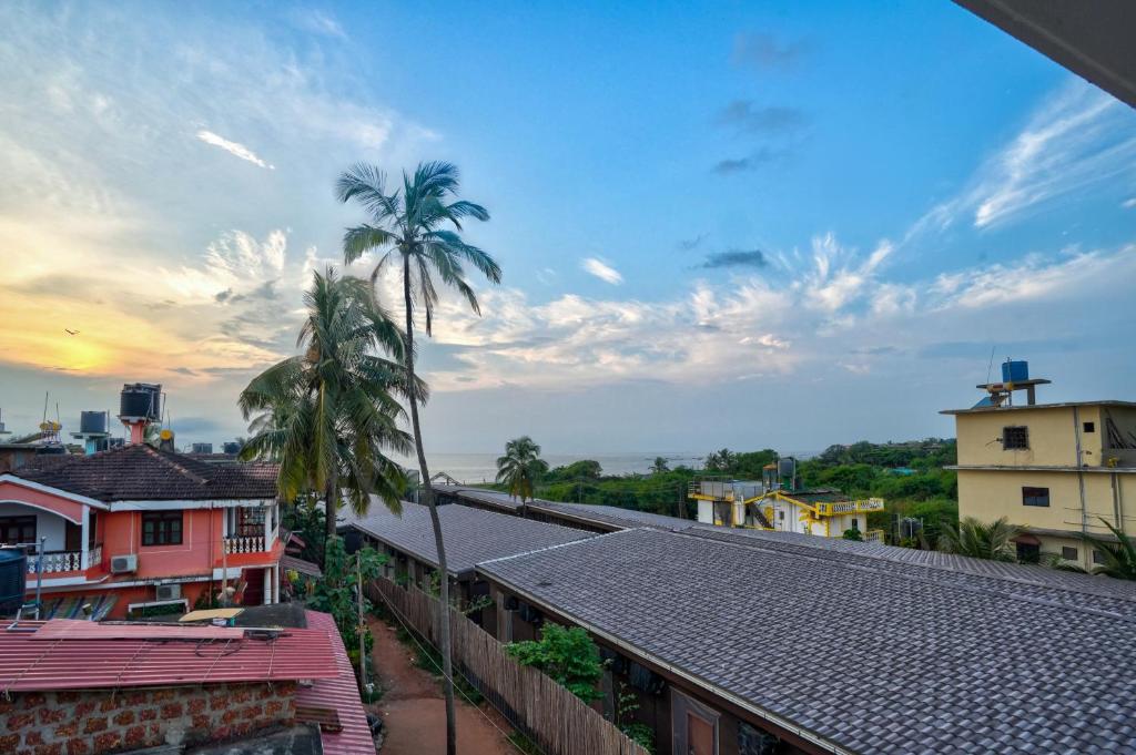 - une vue sur une ville avec des palmiers et des bâtiments dans l'établissement Hotel Antonio's Nr Calangute Beach, à Calangute