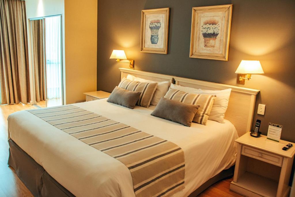- une chambre avec un grand lit blanc et 2 oreillers dans l'établissement Amérian Catamarca Park Hotel, à San Fernando del Valle de Catamarca