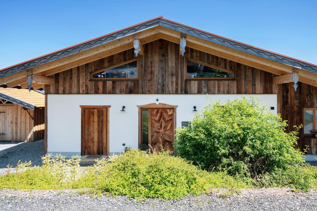 Casa con paredes y puertas de madera en Bergchalet 1, en Freyung