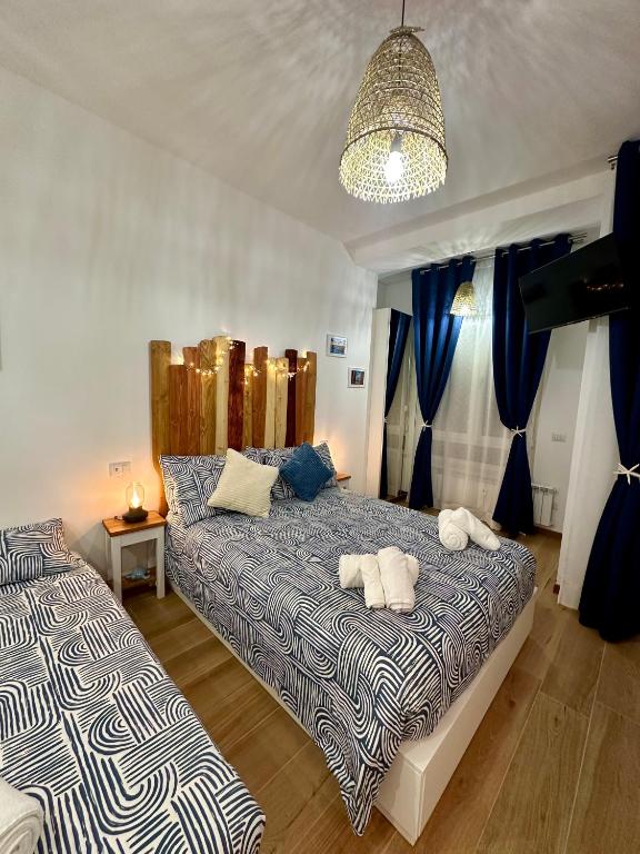 Postel nebo postele na pokoji v ubytování Due Mari Milano Apartment ZONA PORTELLO-FIERA FREE WI-FI