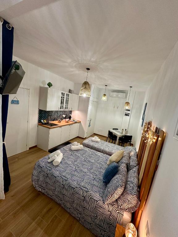 Postel nebo postele na pokoji v ubytování Due Mari Milano Apartment ZONA PORTELLO-FIERA FREE WI-FI
