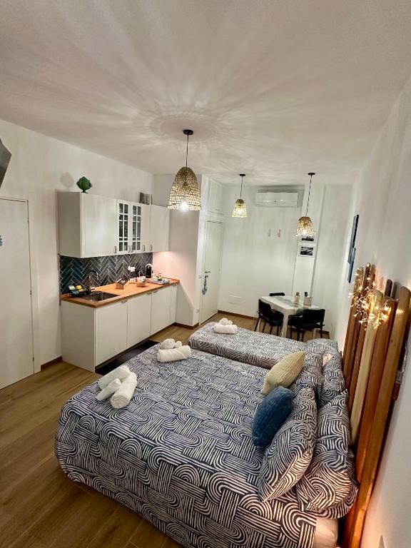 Postel nebo postele na pokoji v ubytování Due Mari Milano Apartment ZONA PORTELLO-FIERA FREE WI-FI