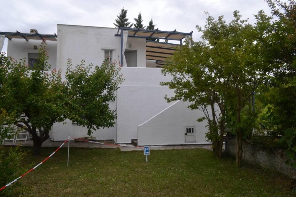 Summer House with sea view and garden في كريوبيجي: يتم بناء منزل بجدار أبيض