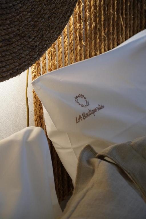 Una almohada blanca con la palabra lebanon en ella en L A Boutique Suites with Private Hot Tub, en Kalathas