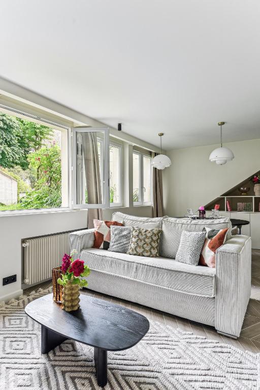 un salon avec un canapé et une table dans l'établissement Rare pearl-Apt d'architecte-Auteuil, à Paris