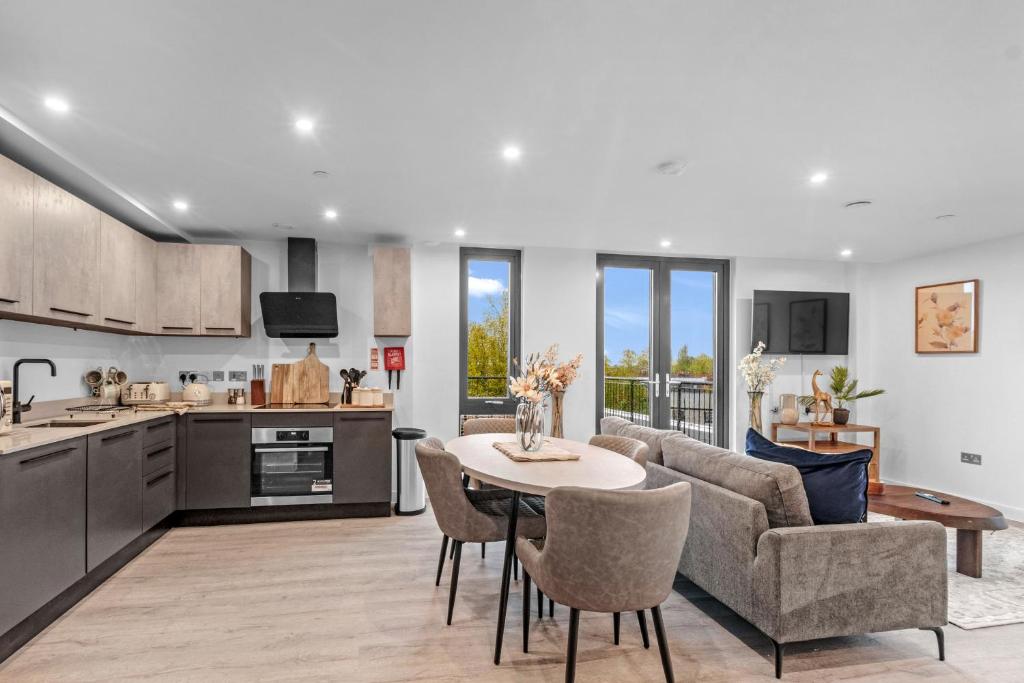 Una cocina y una sala de estar con mesa y sillas. en Apartment 46 Citygate York, en York