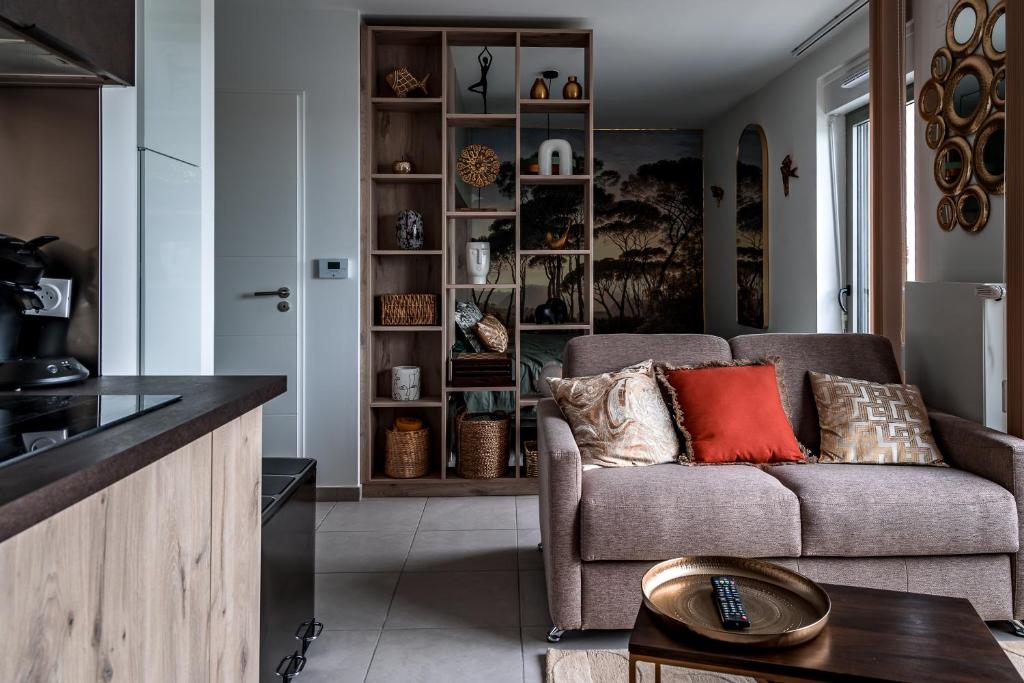 un salon avec un canapé et une table dans l'établissement LE ST-EXUPERY - Studio de standing - Vue mer - Terrasse - Parking privé - A 150 m de la Plage, à Berck-sur-Mer