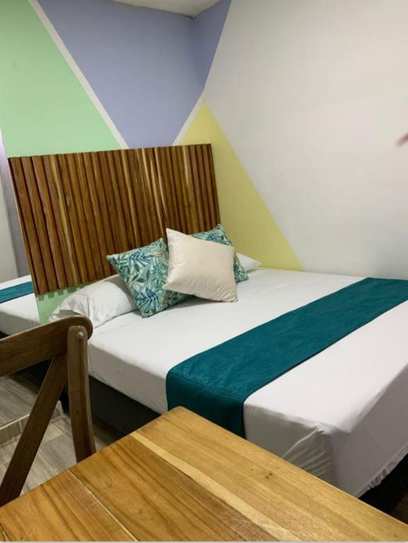 Postel nebo postele na pokoji v ubytování Hostal Catalleya