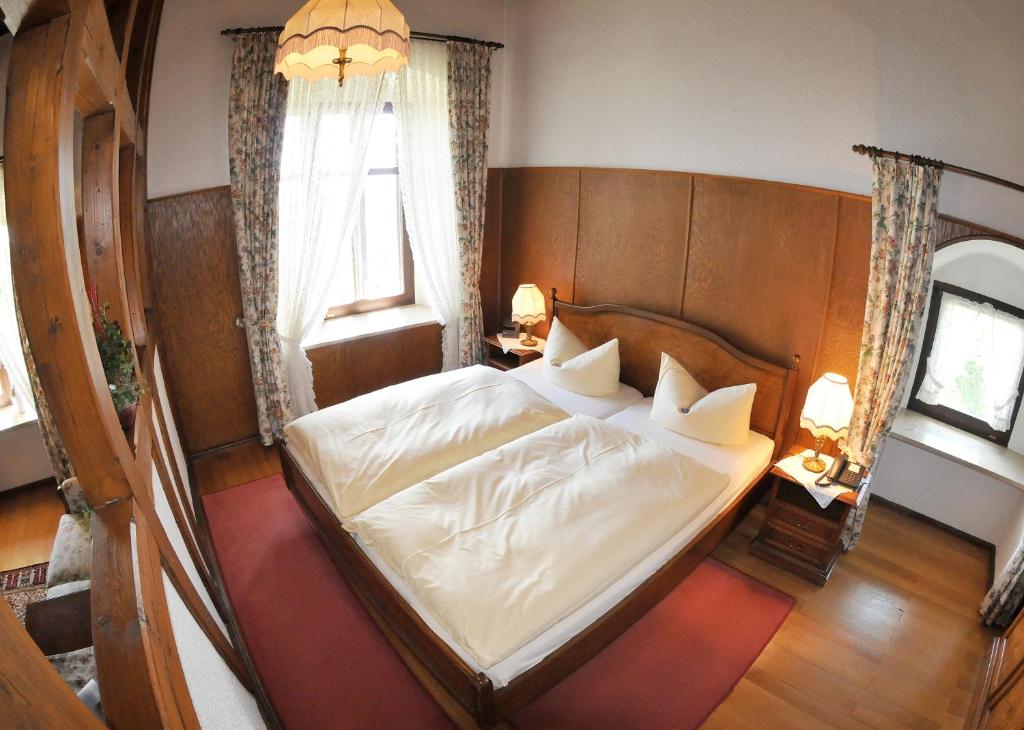 Postel nebo postele na pokoji v ubytování Burg Colmberg Hotel