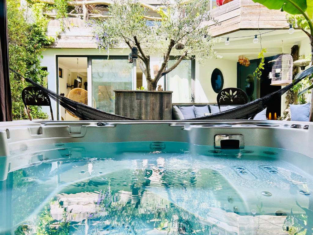 a hot tub in the backyard of a house at Maison -Jacuzzi -Patio -330M2 in Montrouge