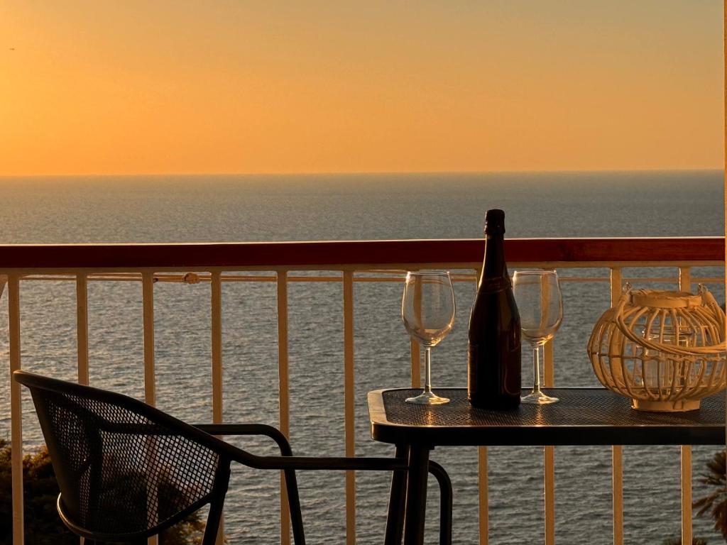 Ponza Le Forna في بونسا: طاولة مع زجاجة من النبيذ وكأسين